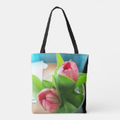 zwei rosa Tulips auf einem voll bedruckten Totbeut Tasche (Rückseite)