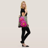 Zwei rosafarbene Lilien Tasche (Am Model)