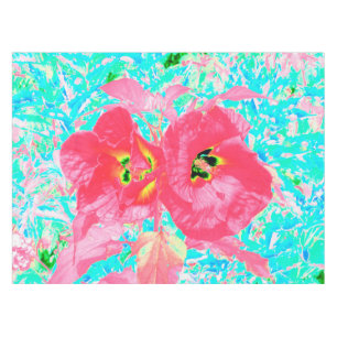 Zwei rosarote Korallen-Pflaume-Crazy-Hibiskus auf Tischdecke