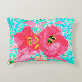 Zwei Rosy Red Coral Pum Crazy Hibiskus auf Aqua Dekokissen
