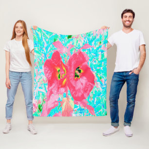 Zwei Rosy Red Coral Pum Crazy Hibiskus auf Aqua Fleecedecke