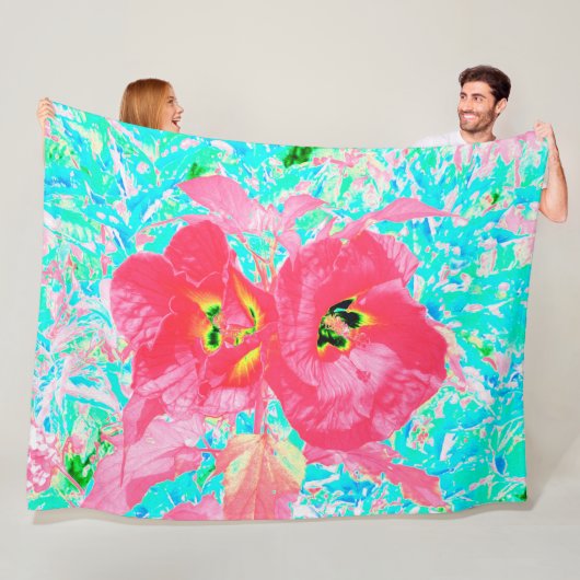 Zwei Rosy Red Coral Pum Crazy Hibiskus auf Aqua Fleecedecke (Beispiel)
