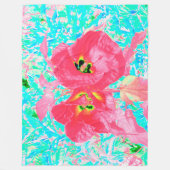 Zwei Rosy Red Coral Pum Crazy Hibiskus auf Aqua Fleecedecke (Vorderseite)