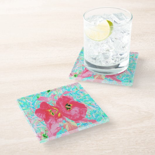 Zwei Rosy Red Coral Pum Crazy Hibiskus auf Aqua Glasuntersetzer (Schrägansicht)