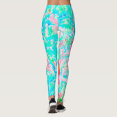 Zwei Rosy Red Coral Pum Crazy Hibiskus auf Aqua Leggings (Rückseite)