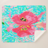 Zwei Rosy Red Coral Pum Crazy Hibiskus auf Aqua Sherpadecke (Vorderseite (Horizontal))