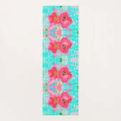 Zwei Rosy Red Coral Pum Crazy Hibiskus auf Aqua Yogamatte (Rückseite)