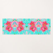 Zwei Rosy Red Coral Pum Crazy Hibiskus auf Aqua Yogamatte (Vorderseite (Horizontal))