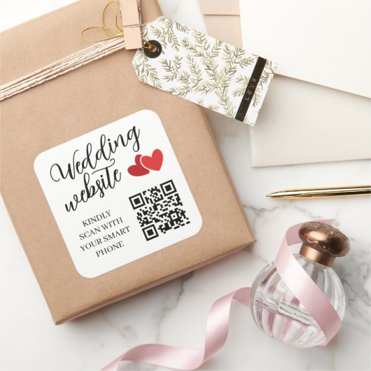 Zwei rote Herzen Hochzeits-Website QR-Code Quadratischer Aufkleber (Schenken)