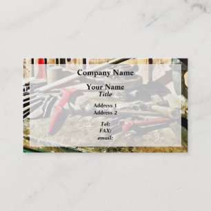 Zwei rote Schraubenschlüssel auf der Werkbank eine Visitenkarte