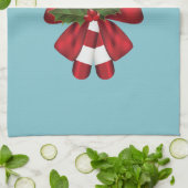 Zwei rote und weiße, festliche Süßigkeiten auf bla Geschirrtuch (Gefaltet)