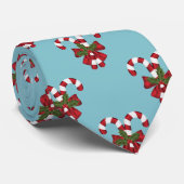 Zwei rote und weiße, festliche Süßigkeiten auf bla Krawatte (Gerollt)