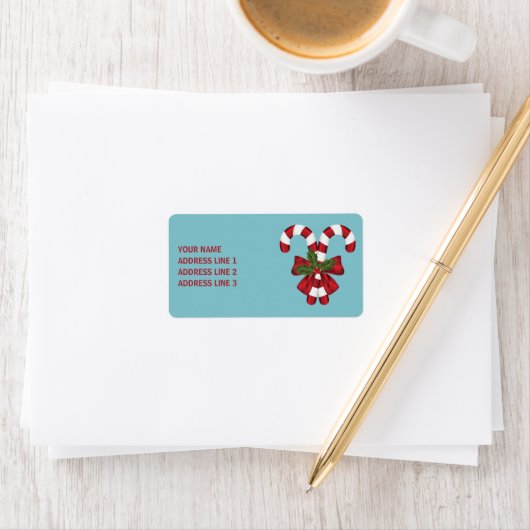 Zwei rote und weiße, festliche Süßspeisen mit Text Adressaufkleber (Insitu)