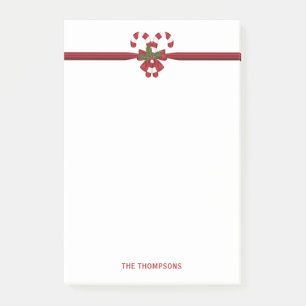 Zwei rote und weiße, festliche Süßspeisen mit Text Post-it Klebezettel