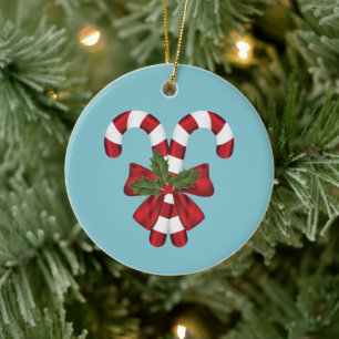 Zwei rote und weiße festliche Zuckerhüte auf Blau Keramik Ornament