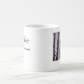 Zwei rote Vögel im Winter Kaffeetasse (Mittel)