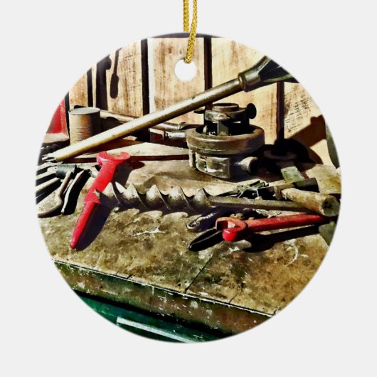 Zwei rote Wrenches auf der Klempner-Workbench Keramik Ornament (Vorne)