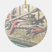 Zwei rote Wrenches auf der Klempner-Workbench Keramik Ornament (Hinten)