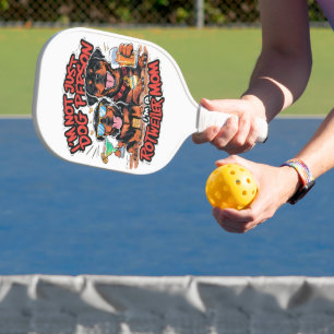 Zwei Rottweiler-Hunde sitzen zusammen Pickleball Schläger
