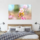 Zwei Sakura-Blume auf einem Tipp einer Twig im Frü Leinwanddruck (Insitu (Schlafzimmer))