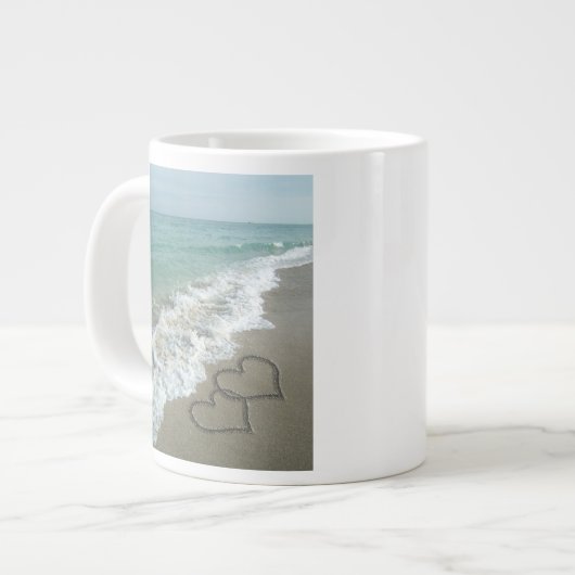 Zwei Sandhörer am Strand, romantischer Ozean Jumbo-Tasse (Vorderseite Links)
