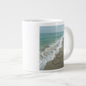 Zwei Sandhörer am Strand, romantischer Ozean Jumbo-Tasse (Vorderseite Rechts)