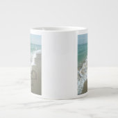 Zwei Sandhörer am Strand, romantischer Ozean Jumbo-Tasse (Vorderseite)