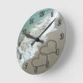 Zwei Sandhörer am Strand Runde Wanduhr (Winkel)