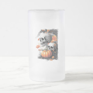 Zwei Schädel und ein Kürbis unter den Blume. Mattglas Bierglas
