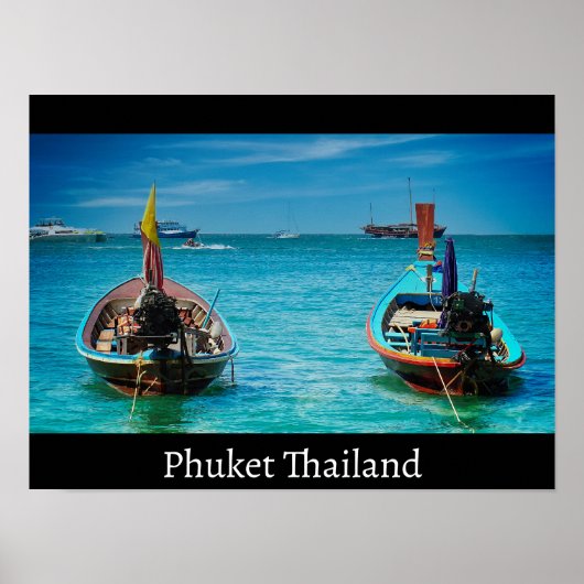 Zwei Schiffe am Strand in Phuket Thailand Poster (Vorne)