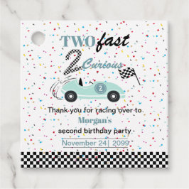 Zwei schnelle 2-merkwürdige blaue Sportwagen am zw Geschenkanhänger