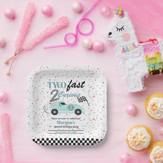 Zwei schnelle 2-merkwürdige blaue Sportwagen am zw Pappteller (Party)