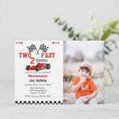 Zwei schnelle Auto Junge 2. Geburtstag Party Einladung (Stehend Vorderseite)