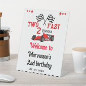 Zwei schnelle Begrüßungszeichen 2. Geburtstagspart Sockelschild (In SItu)