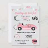 Zwei schnelle festliche rosa Rennwagen zum Geburts Einladung (Vorderseite)
