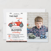 Zwei schnelle junge Erwachsene zum 2. Geburtstag Einladung (Vorderseite)