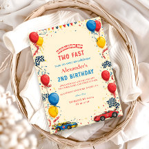 Zwei schnelle Rennwagen am 2. Geburtstag