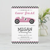 Zwei schnelle Rennwagen auf dem Geburtstag pink Einladung (Stehend Vorderseite)