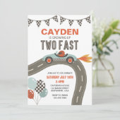 Zwei schnelle Rennwagen zum Geburtstag Einladung (Stehend Vorderseite)