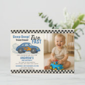 Zwei schnelle Rennwagen zum Geburtstag Einladung (Stehend Vorderseite)