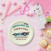 Zwei schnelle Retro-Rennwagen am zweiten Geburtsta Pappteller (Party)