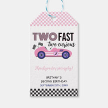 Zwei schnelle, rosa Rennwagen am zweiten Geburtsta