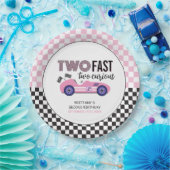 Zwei schnelle, rosa Rennwagen am zweiten Geburtsta Pappteller (Party)