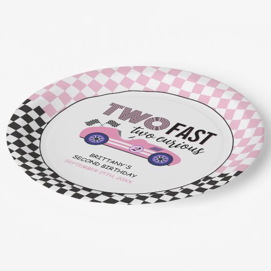 Zwei schnelle, rosa Rennwagen am zweiten Geburtsta Pappteller (Schrägansicht)