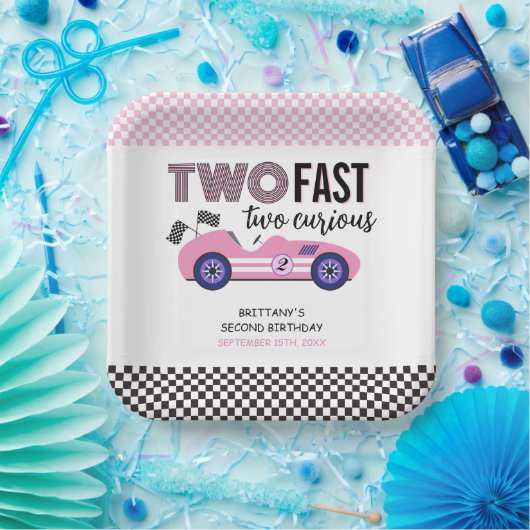 Zwei schnelle, rosa Rennwagen am zweiten Geburtsta Pappteller (Party)