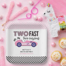 Zwei schnelle, rosa Rennwagen am zweiten Geburtsta