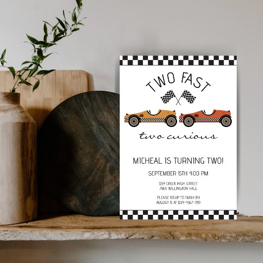 Zwei schnelle zwei kuriose Rennwagen am zweiten Ge Einladung