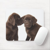 Zwei schokoladenartige Labrador Retriever Welpen Mousepad (Mit Mouse)