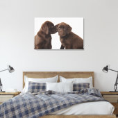 Zwei schokoladige Labrador Retriever Welpen 2 Leinwanddruck (Insitu (Schlafzimmer))