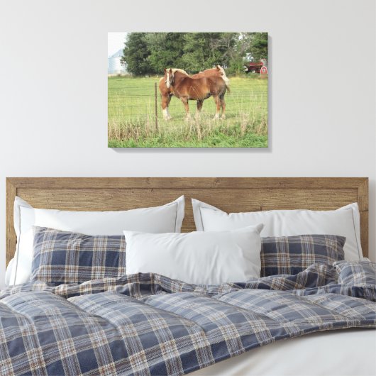 Zwei schöne, bernsteinfarbene Pferde neben einem B Leinwanddruck (Insitu (Schlafzimmer))